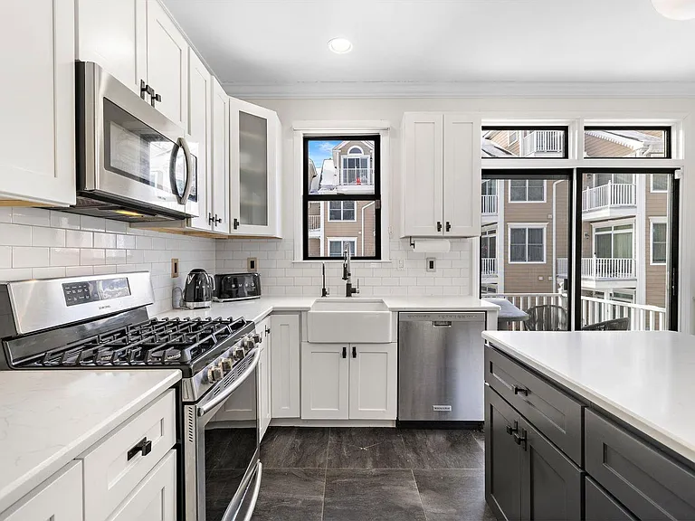 436 Albany Ct — Photo 8