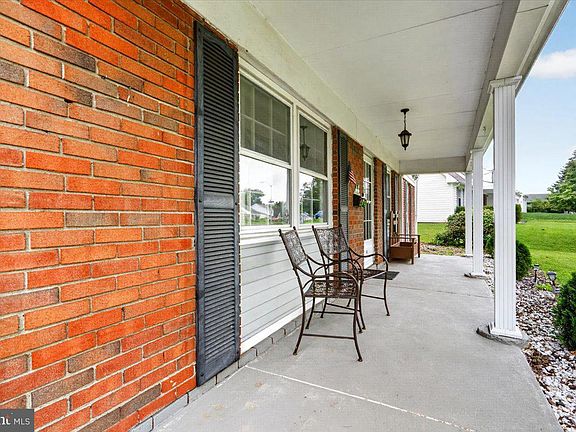 4th image of 40 Gramercy Ln
