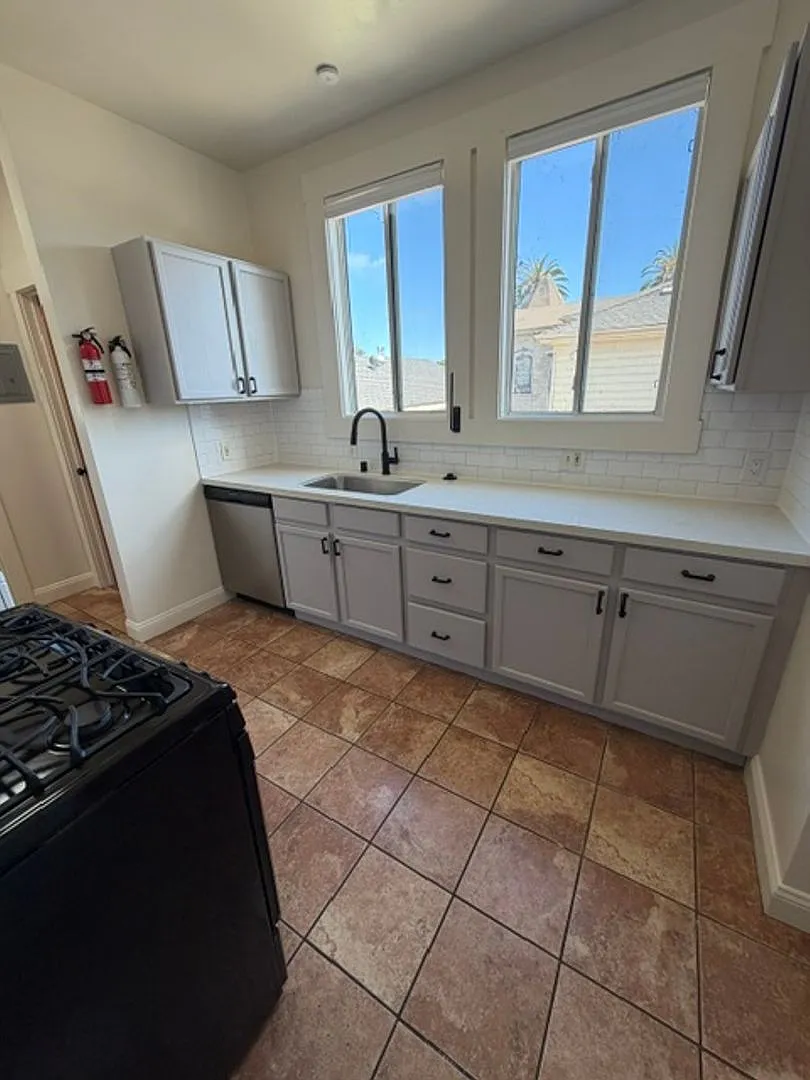 1123-29 Filbert — Photo 1