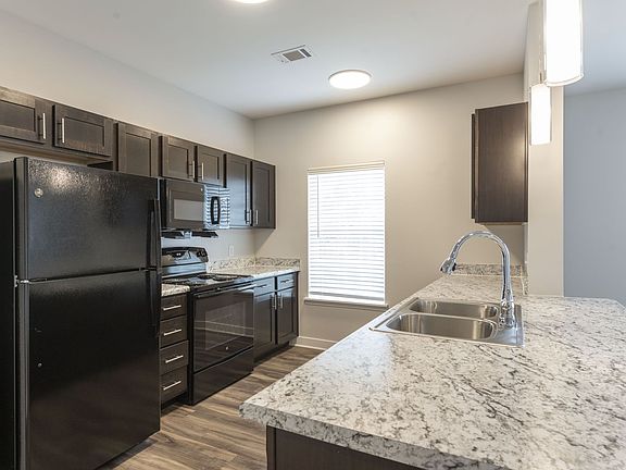 4th image of 900 E Jefferson St #114