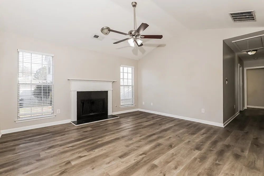 3 bed, 2.0 bath, 1304 sqft, $2,500 — Photo 4