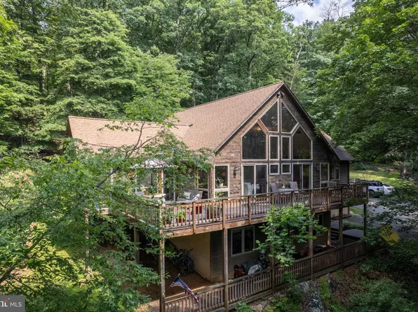 379 Wintergreen Way, Berkeley Springs, WV 25411