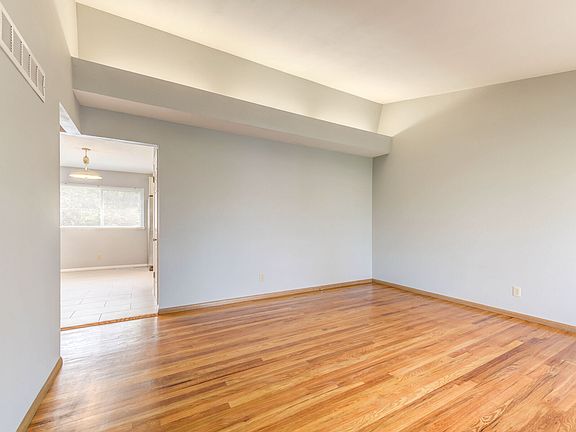 4th image of 22 Queensbrook Pl