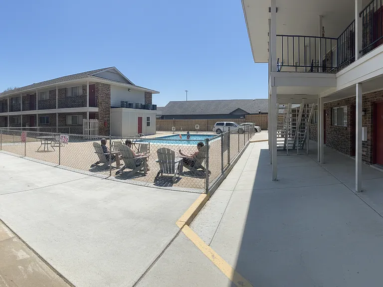 Hollywood Apartments — Photo 17