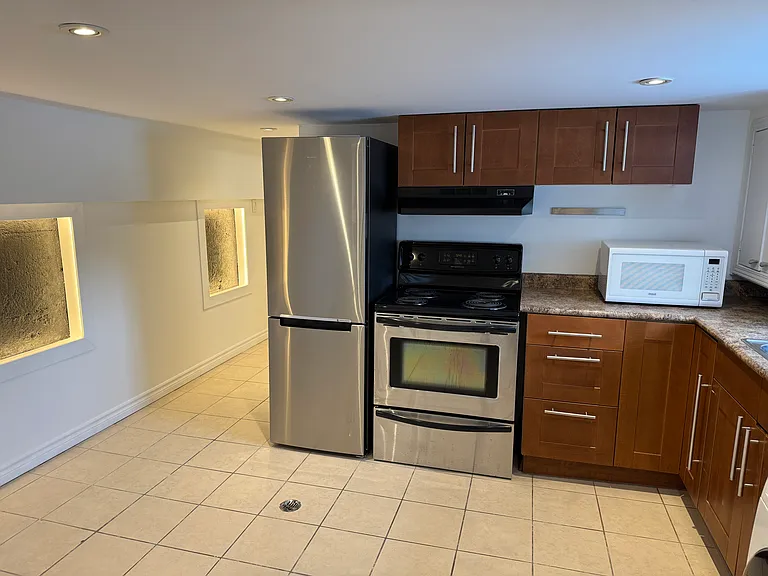 2A Tiverton Ave #2A — Photo 10