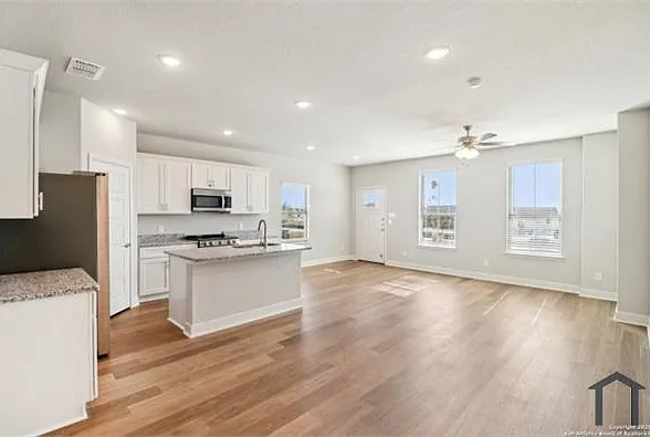 3 bed, 1292 sqft, $1,950 — Photo 2
