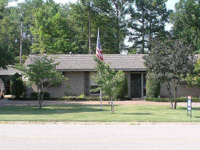 2nd image of 415 Lakeshore Dr