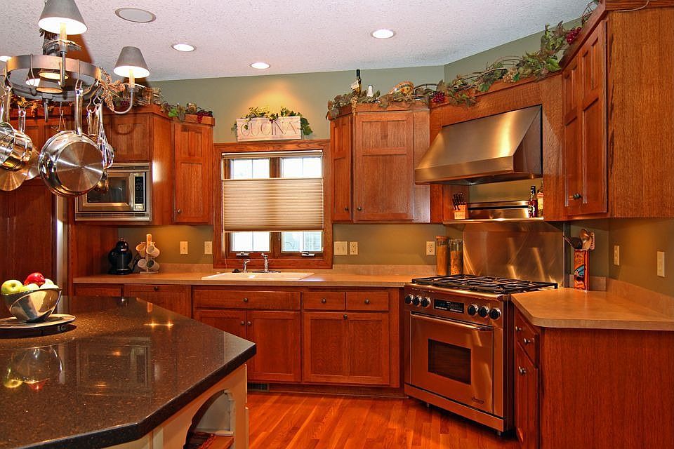Gourmet Kitchen w/Center Island