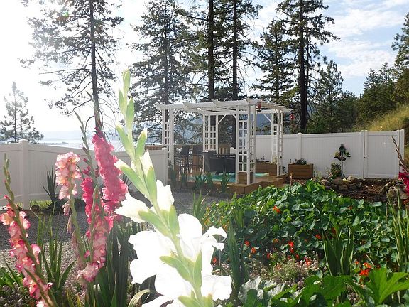 Great rear gardens. Eagles and Osprey do flyovers here. You might even see our resident deer.