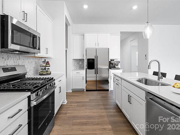 3rd image of 324 Basil Dr