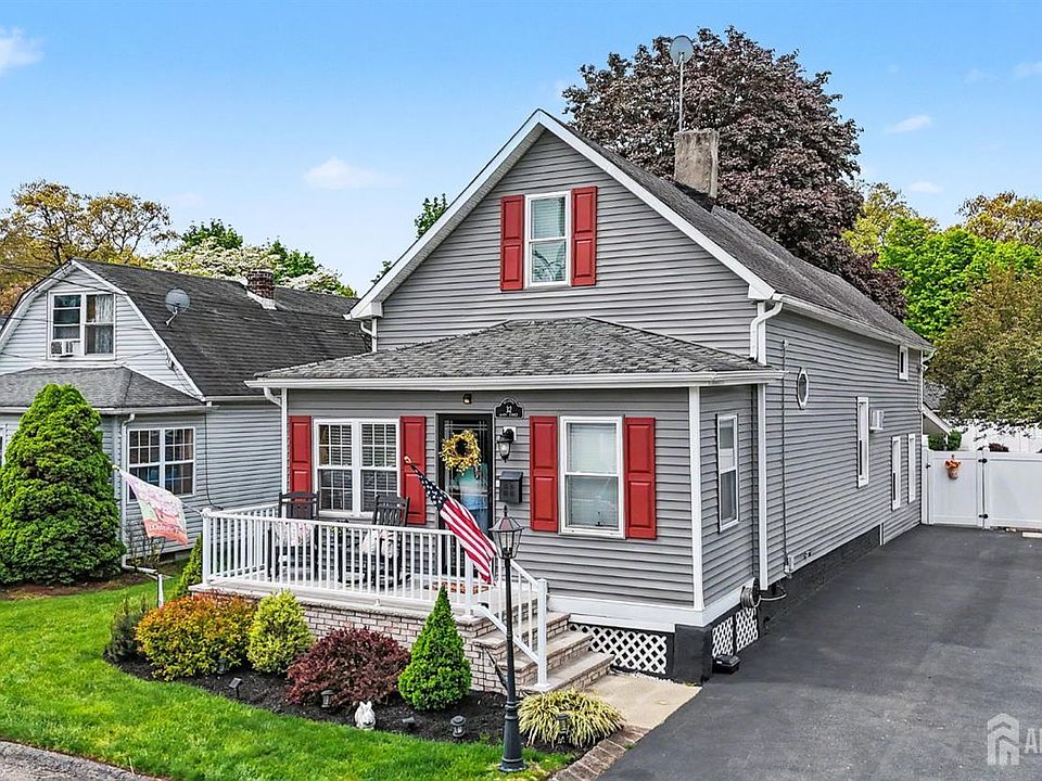 1st image of 32 Lloyd St