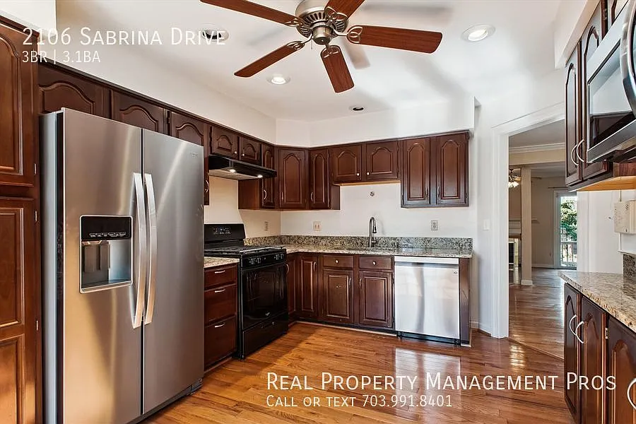 Spacious & Sunny Tyson's Corner Townhouse! — Photo 4