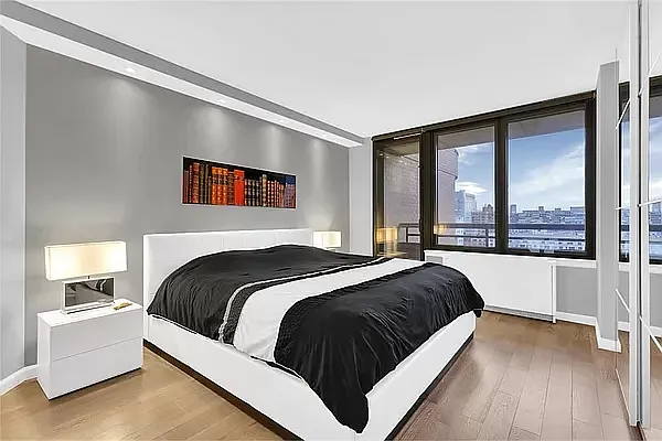 330 East 38th Street — Photo 3