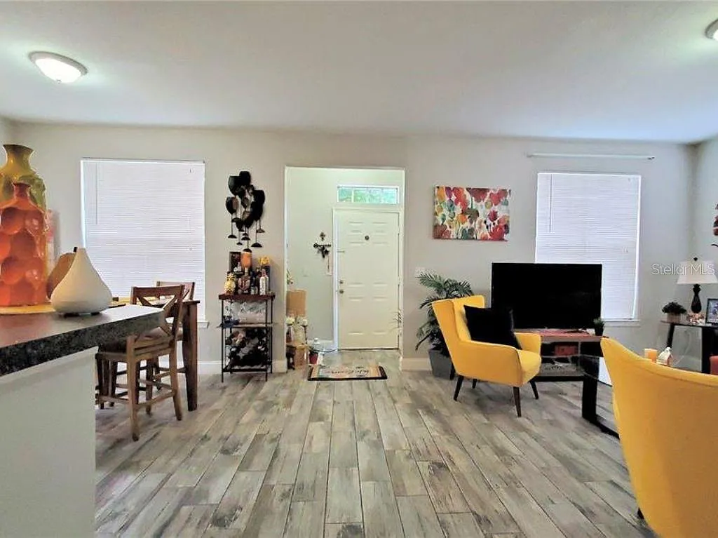 2 bed, 2.0 bath, 1077 sqft, $1,600 — Photo 2