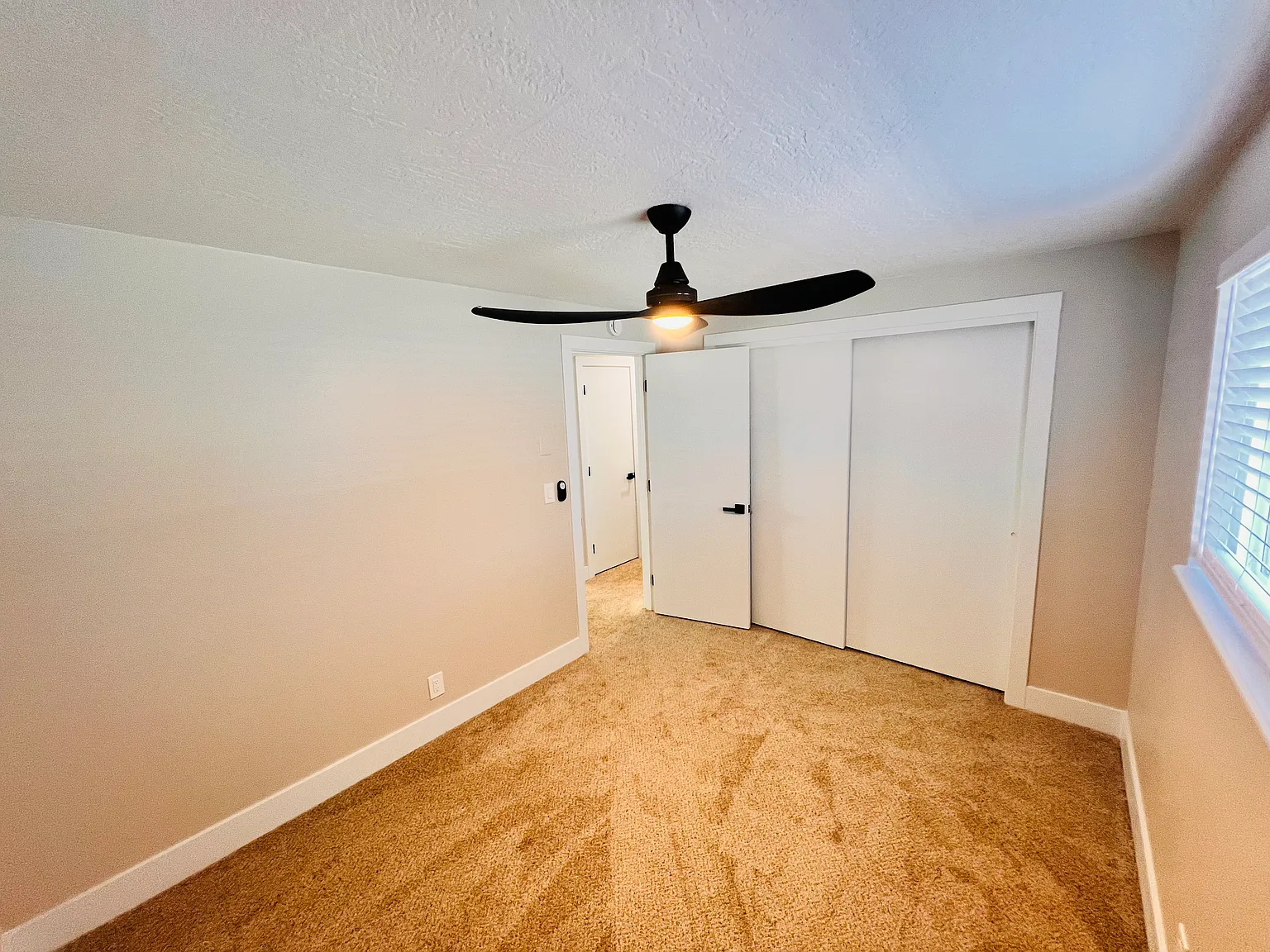 205 SW Booth St — Photo 3