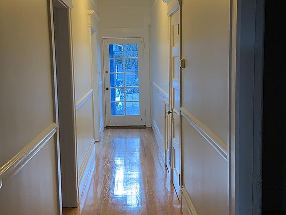 2nd image of 469 Noe St