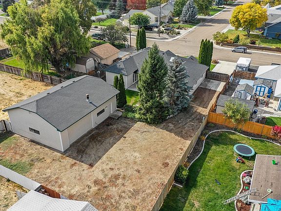 4th image of 2111 Marshall Ave