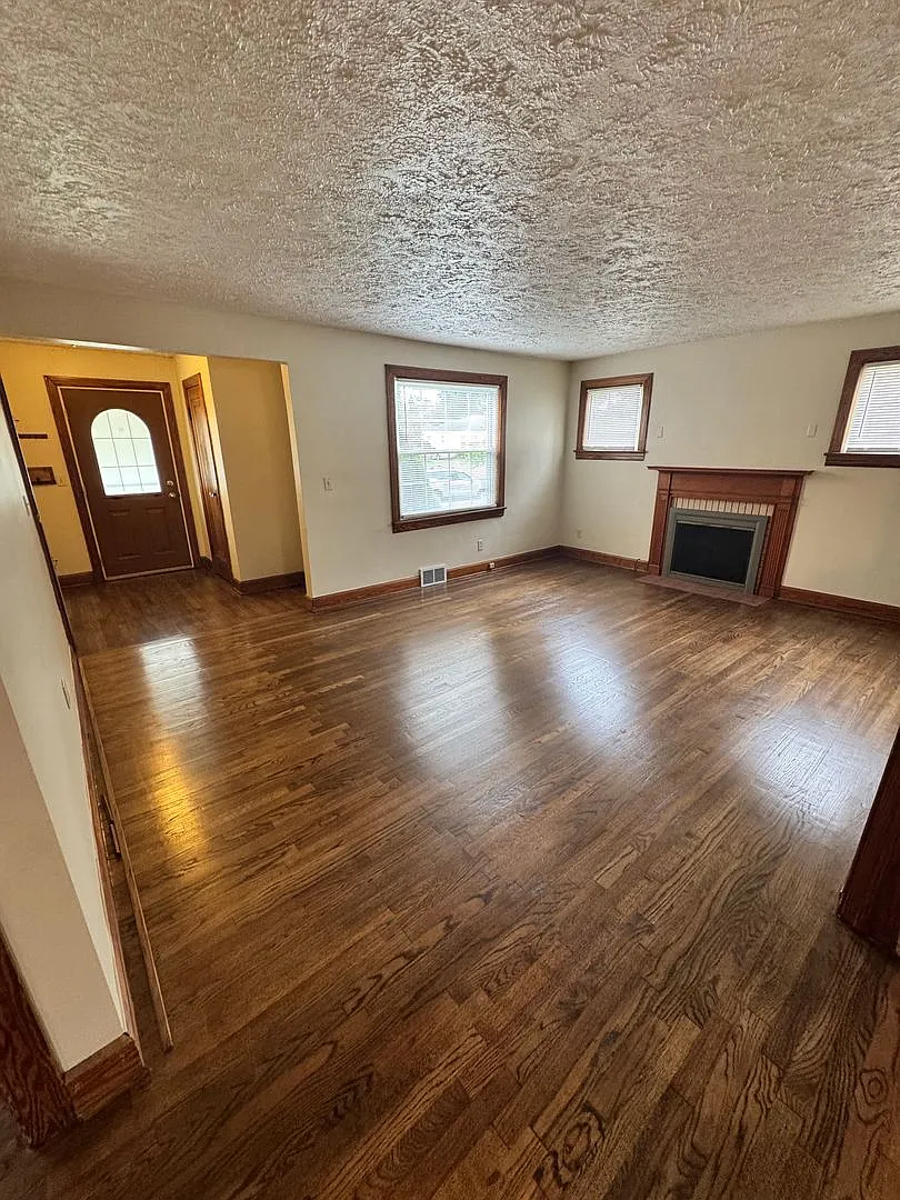832 Lawrence Ave — Photo 4