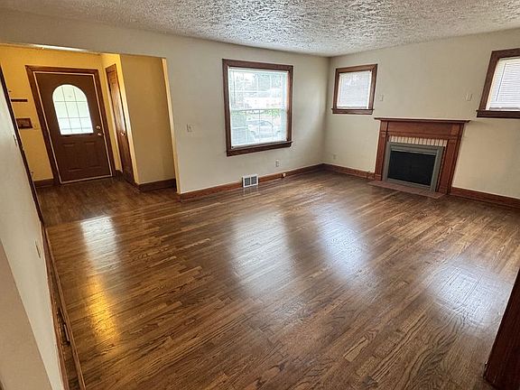 4th image of 832 Lawrence Ave