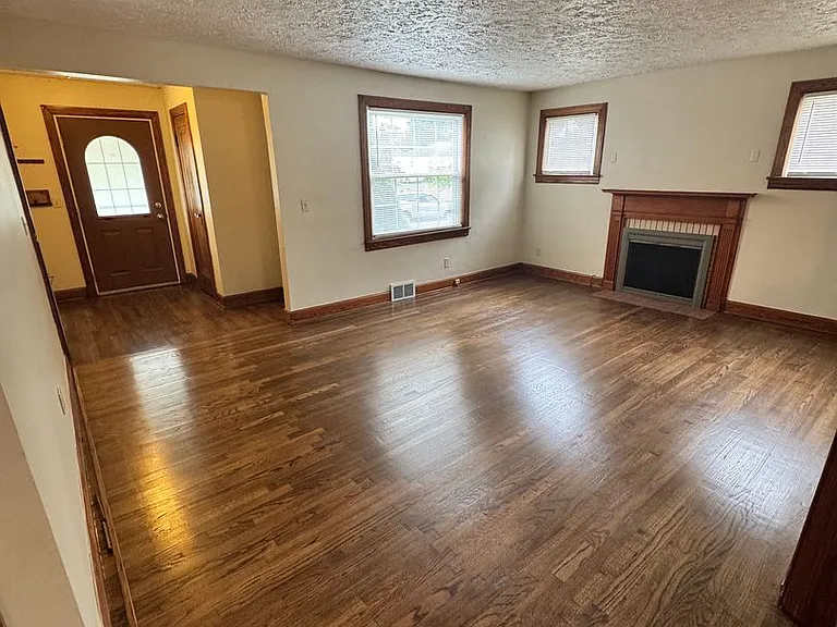 832 Lawrence Ave — Photo 4
