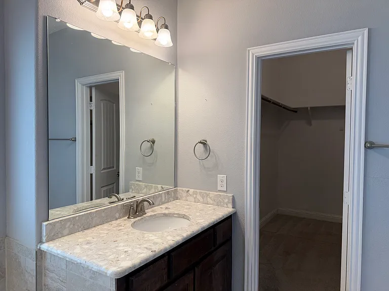 2417 Kingsgate Dr — Photo 21