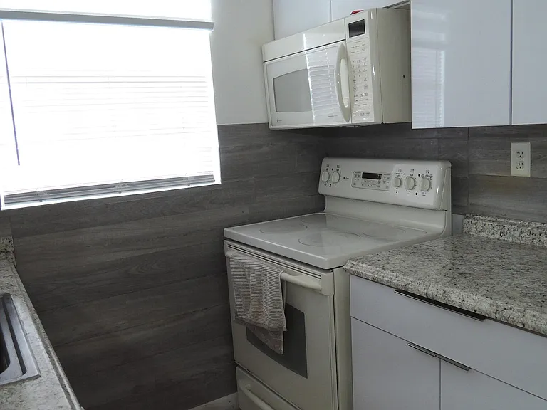 115 Lakes End Dr #D — Photo 7