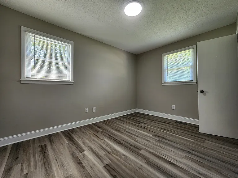 445 Summerland Dr — Photo 13