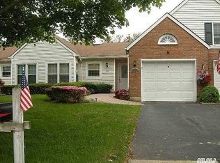 10 Chippendale Dr, Mount Sinai, NY 11766