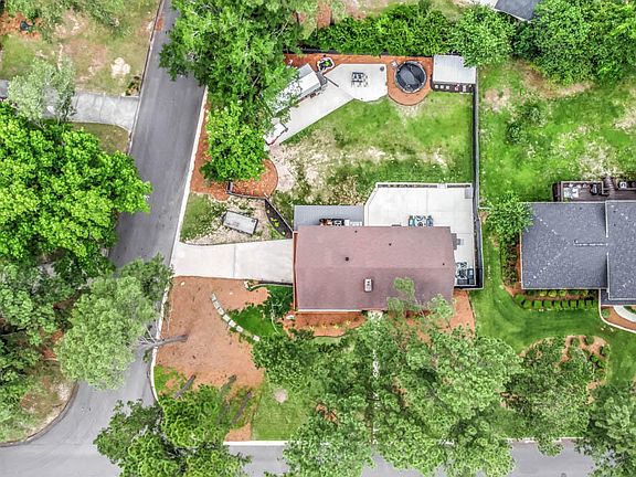 2nd image of 924 Campbellton Dr