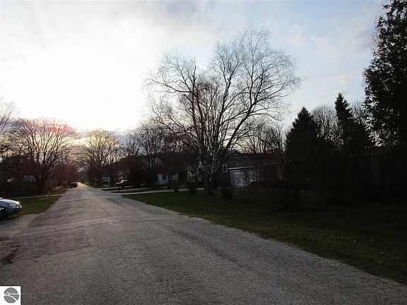 5th image of 920 Leelanau Ave