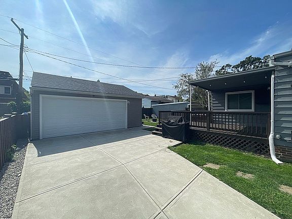 5th image of 16601 Melgrave Ave