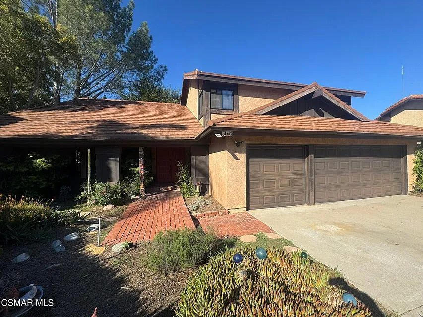 4 bed, 2.5 bath, 2864 sqft, $4,200 — Photo 2