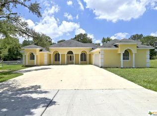 105 Twin Oak Rd, Seguin, TX 78155