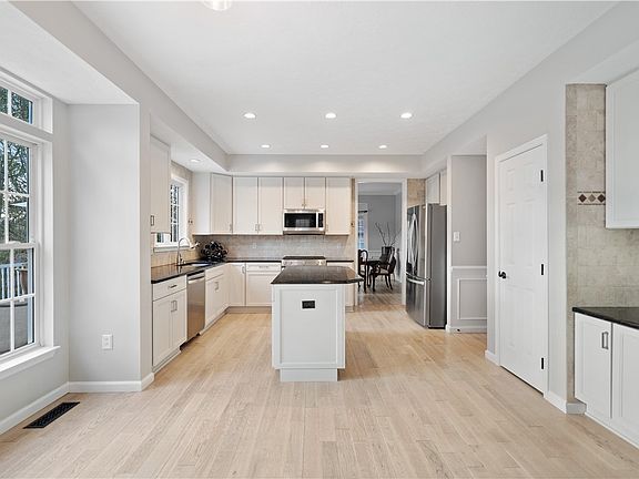 4th image of 645 Water View Dr