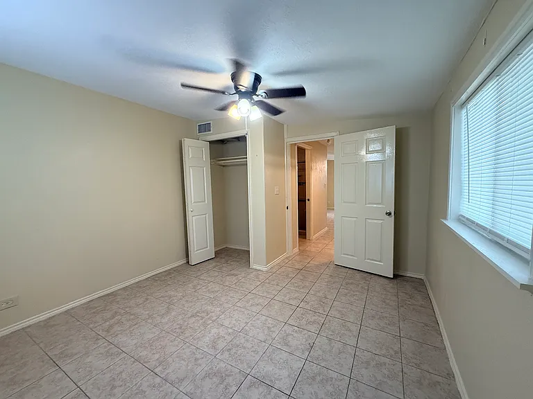 45 Central Park Dr — Photo 2
