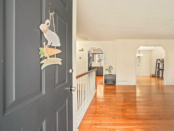 4th image of 101 Hooper Ct