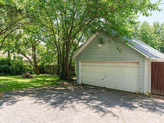 3rd image of 229 Edgewood Dr