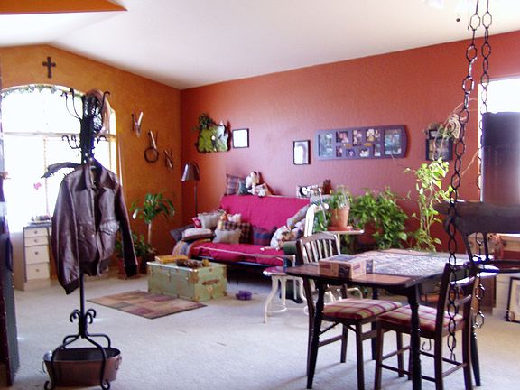 GREAT ENTERTAINING-SIZE LIVING/DINING ROOM!!