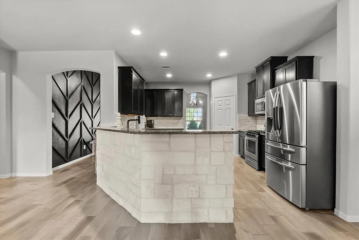 3 bed, 2.0 bath, 2032 sqft, $2,400 — Photo 1