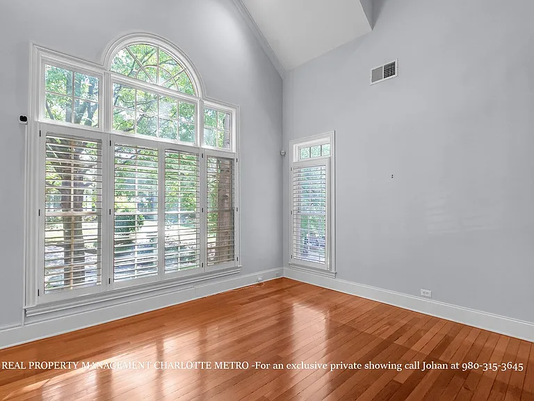 529 Queens Rd — Photo 27