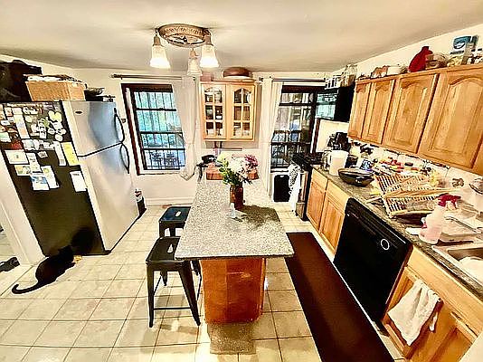 4th image of 574 Pacific St #1