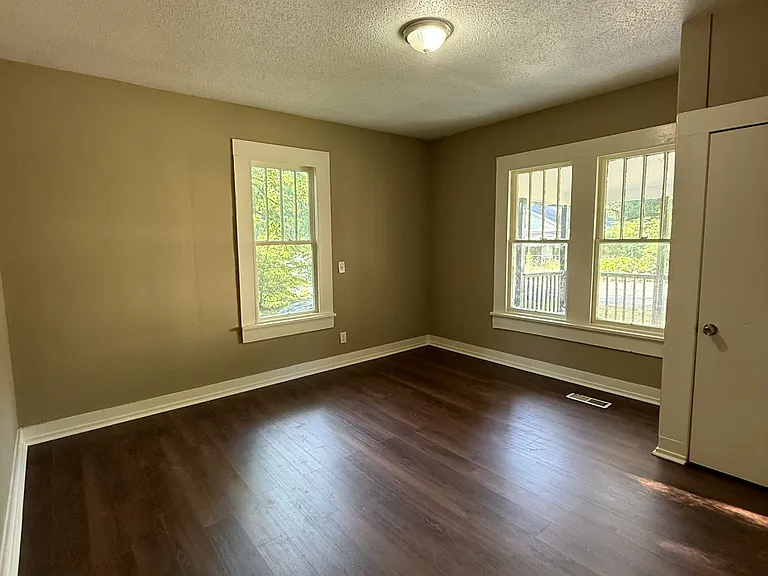 109 Oak Ave — Photo 4