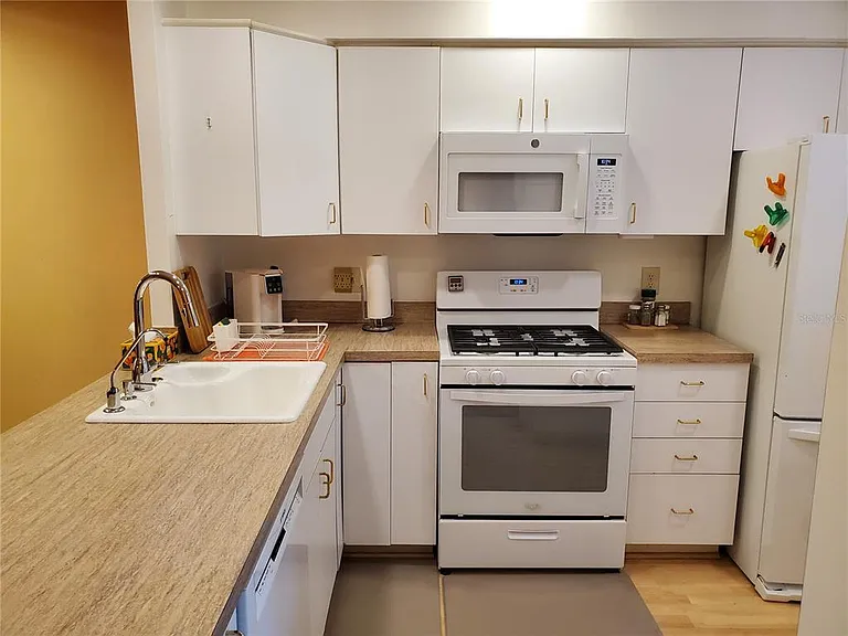 1403 Arrowhead Cir W #13-E — Photo 4