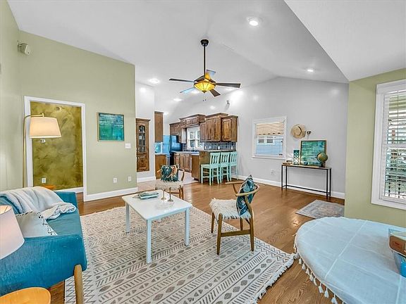 4th image of 319 N Gladstone Blvd