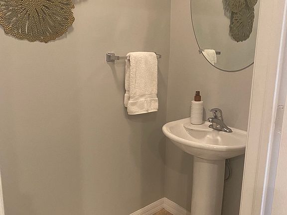 5th image of 960 Hampton Cir