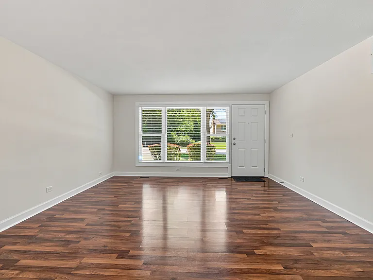 924 Bradford Ln — Photo 8