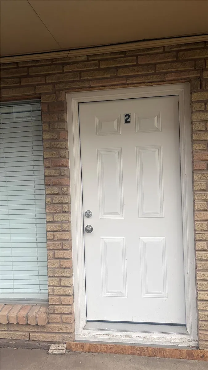 Building Photo - 4624 Bell St #2