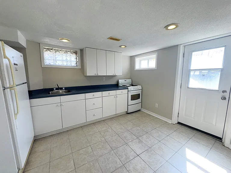 79 Grove St E — Photo 2
