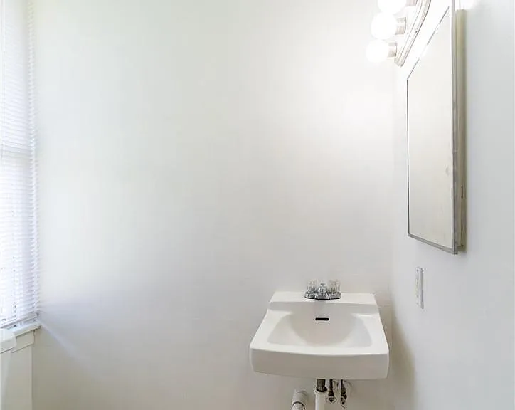541 NE 2nd Ave #B — Photo 4