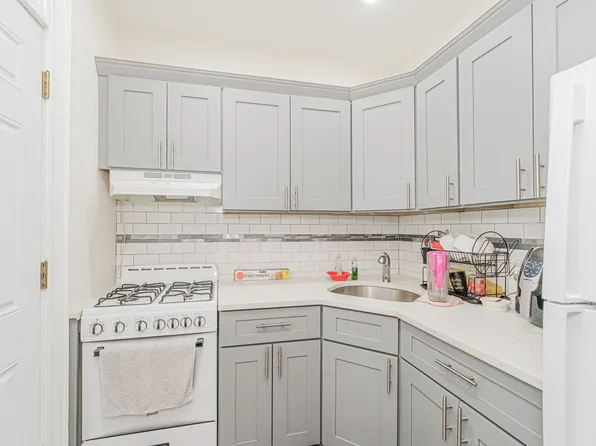 946 Bay Ridge Avenue image 4 of 8